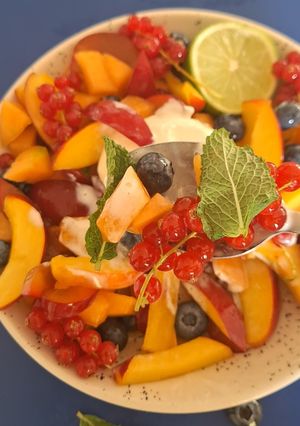 Une photo de Salade de fruits et sa quenelle de fromage blanc glacé