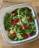 Ensalada de arúgula, tomates secos y queso