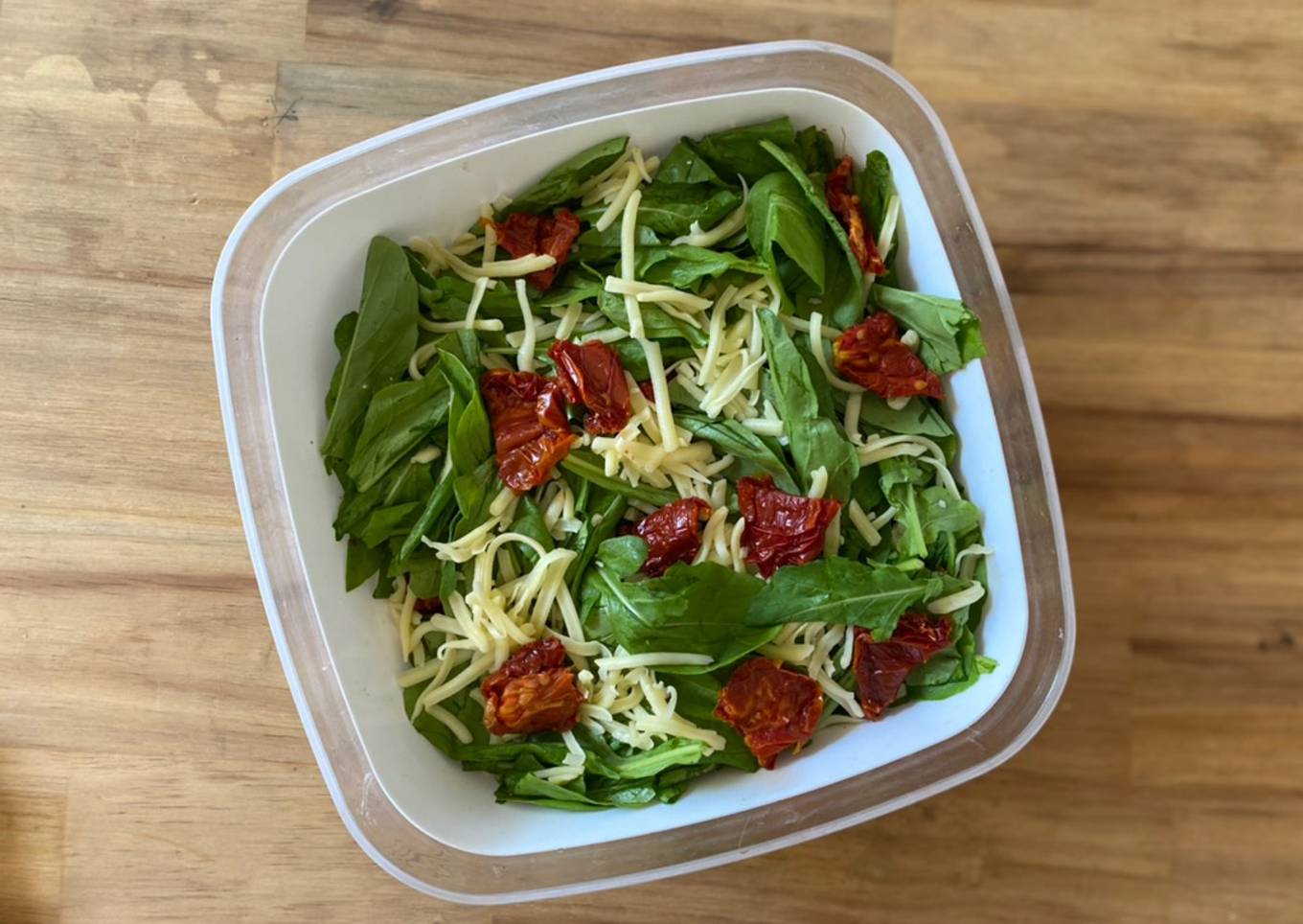 Ensalada de arúgula, tomates secos y queso