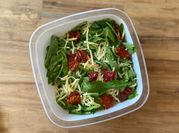Una foto de ensalada de tomates secos y queso
