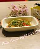 Bún chùm ngây xào ghẹ