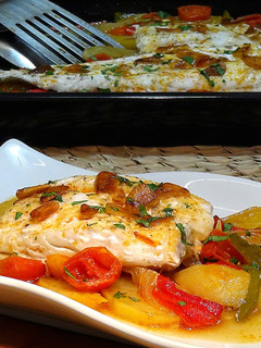 Una foto de Merluza al horno con patatas y verduras