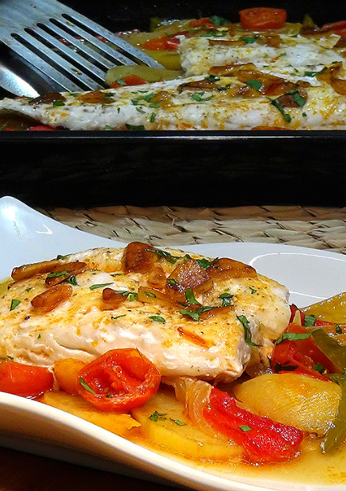Una foto de Merluza al horno con patatas y verduras