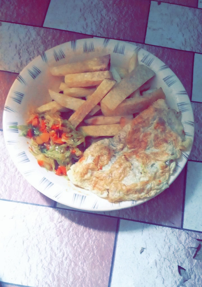 A picture of Fried yam and egg with cabbage sauce.