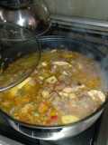 Guiso de berenjenas con lentejones, pechuga de pollo y chorizos
