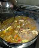 Guiso de berenjenas con lentejones, pechuga de pollo y chorizos