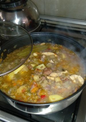 Una foto de Guiso de berenjenas con lentejones, pechuga de pollo y chorizos