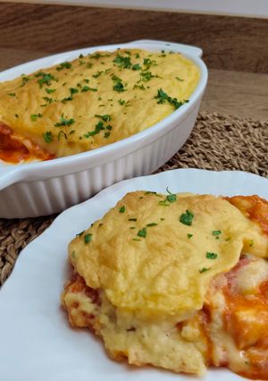 Una foto de Pollo con tomate y puré gratinado