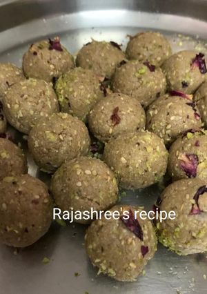 तीळाचे लाडू (tilache laddu recipe in marathi) रेसिपी चे मुख्य फोटो 