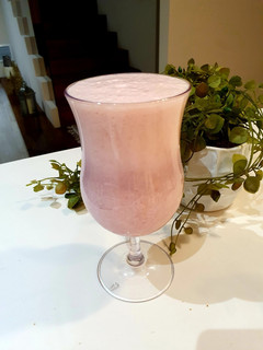 Una foto de Licuado de frutillas, durazno y banana