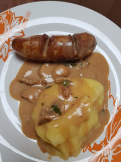 Una foto de Salchichas en salsa y puré de patatas