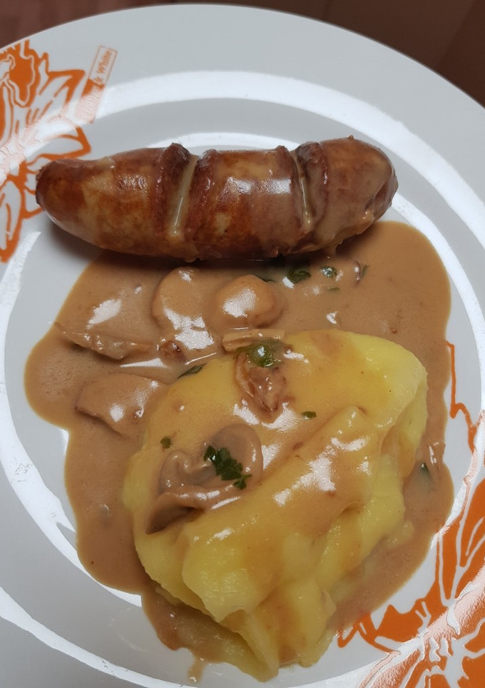 Una foto de Salchichas en salsa y puré de patatas