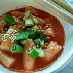 A picture of Tteokboki (korean rice cake).