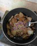 Thịt má heo kho nghệ rất ngon mà không ngấy