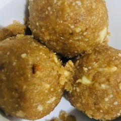 A picture of Rice flour pinni.