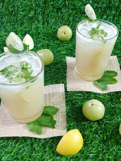 A picture of Gooseberry ginger mint juice.