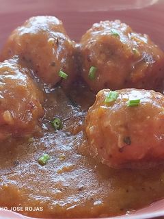 Una foto de Albóndigas de mero y gambas rojas