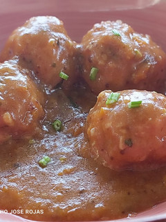 Una foto de Albóndigas de mero y gambas rojas