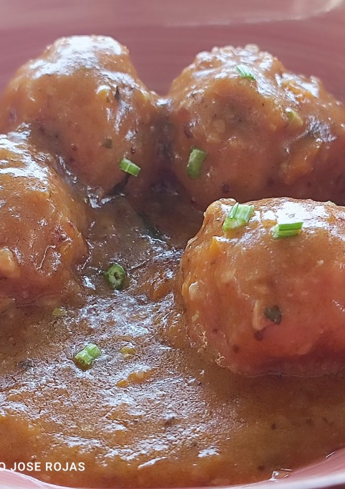 Una foto de Albóndigas de mero y gambas rojas