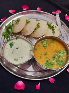 इडली सांबर (idli sambar recipe in Hindi) रेसिपी मुख्य फोटो