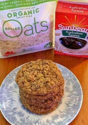 A picture of Oatmeal raisin cookies.