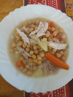 Una foto de Cocido de garbanzos y caldo de pollo