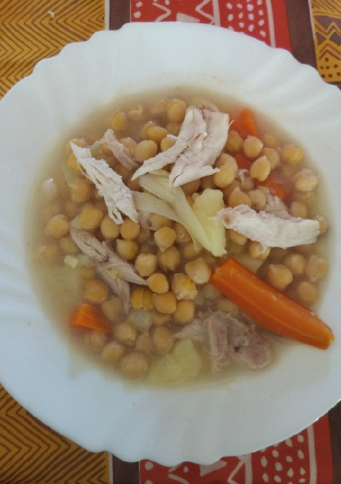 Una foto de Cocido de garbanzos y caldo de pollo