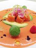 Carpaccio di salmone con gazpacho di lamponi e datterini