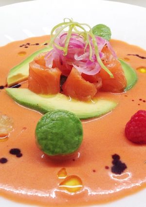 Foto di Carpaccio di salmone con gazpacho di lamponi e datterini