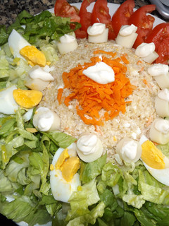 Una foto de Ensalada con arroz integral, atún y palmitos
