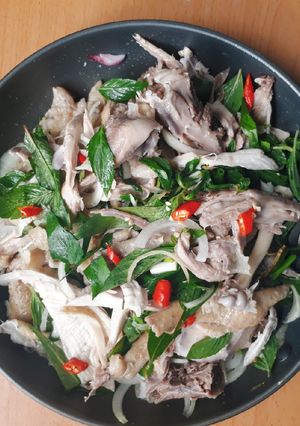 Hình của món Gà bóp gỏi.