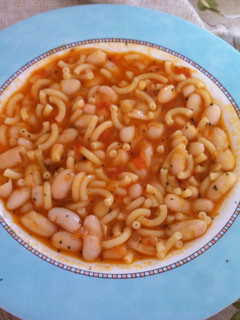 Una foto de Alubias con fideos y hierbabuena