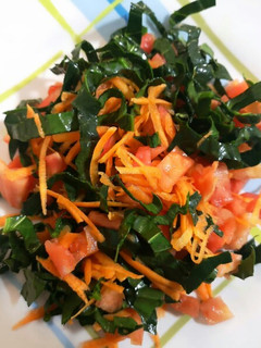 Una foto de Ensalada de espinaca, tomate y zanahoria