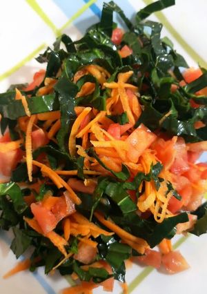 Una foto de Ensalada de espinaca, tomate y zanahoria