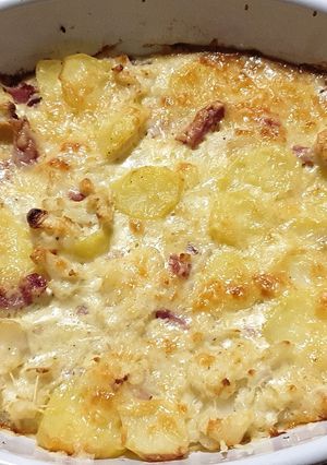 Une photo de Gratin de pomme de terre, chou fleur et allumettes de bacon