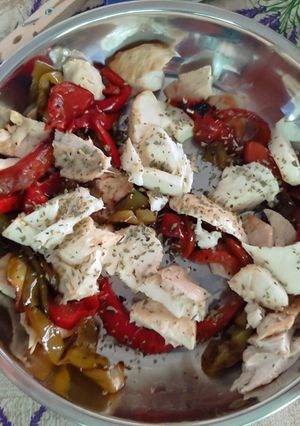 Foto principal de Ensalada templada de pechugas de pavo con pimientos y queso mozzarella