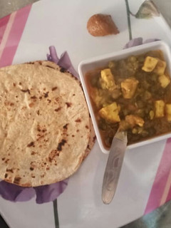 A picture of Matar paneer.