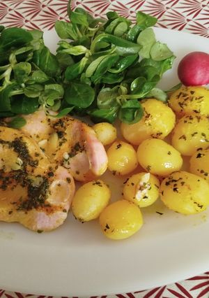 Una foto de Pechuga de pavo fileteada especiada con papas cocidas en la Airfryer o al Horno