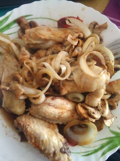 Una foto de Pollo con champiñones y cebolla al horno