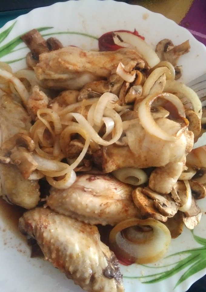 Una foto de Pollo con champiñones y cebolla al horno