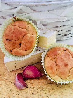 Una foto de Muffins de Camembert y ajo con provenzales fácil y rápido