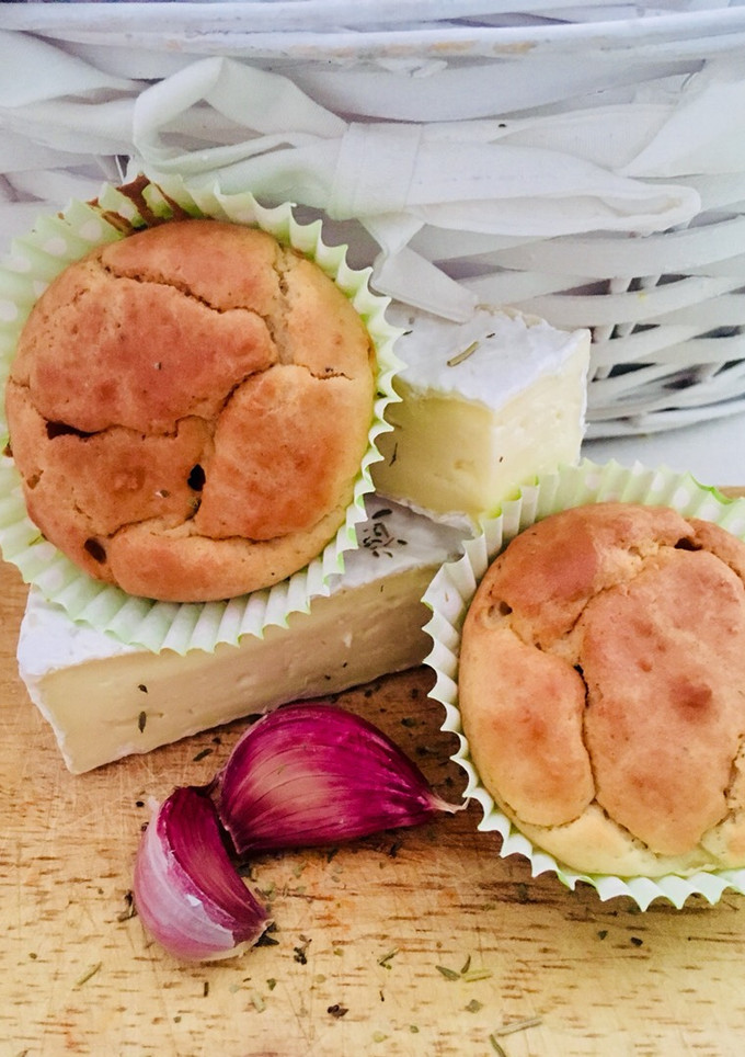 Una foto de Muffins de Camembert y ajo con provenzales fácil y rápido