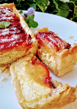 Una foto de Tarta de ricota y ciruela