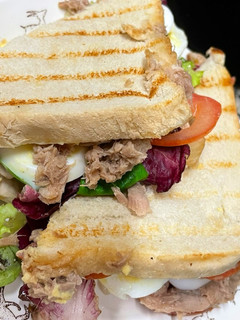 Una foto de Sándwich vegetal de atún