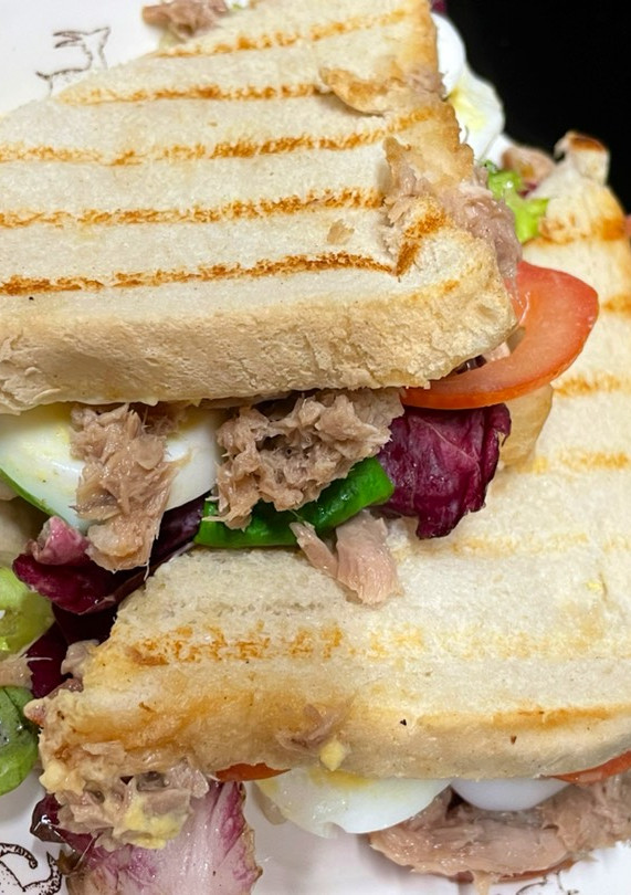 Una foto de Sándwich vegetal de atún