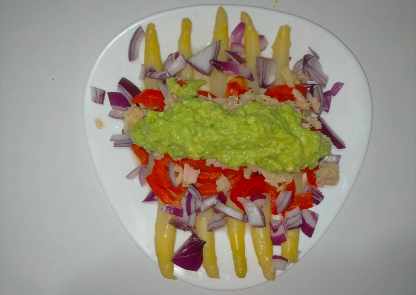 Ensalada de espárragos y aliño de aguacate