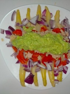 Una foto de Ensalada de espárragos y aliño de aguacate