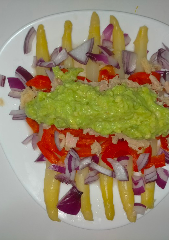 Una foto de Ensalada de espárragos y aliño de aguacate