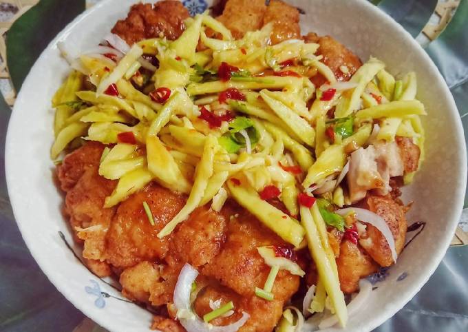 Crunchy Chicken & Mango Salad