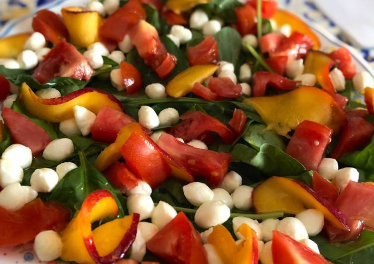 Insalata di spinaci con pomodoro, mozzarella e pesche